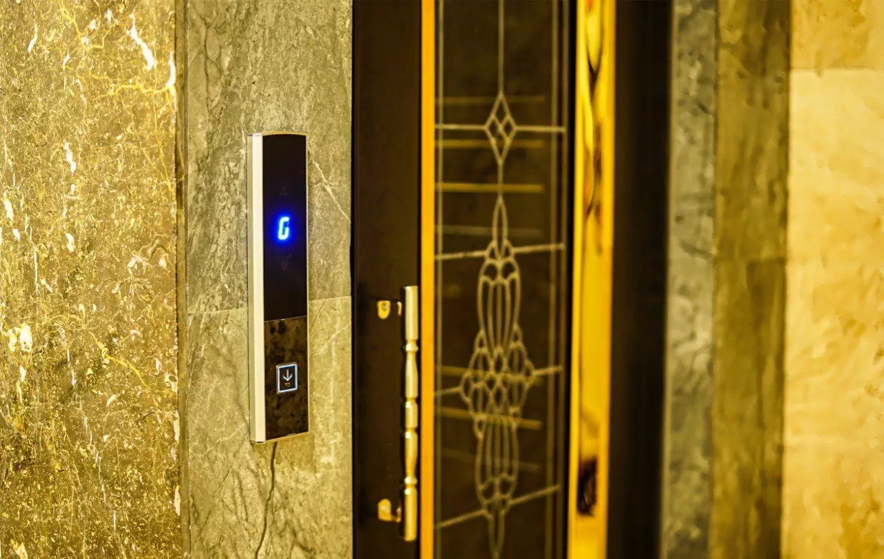 پنل احضار آسانسور کنار در تزئینی