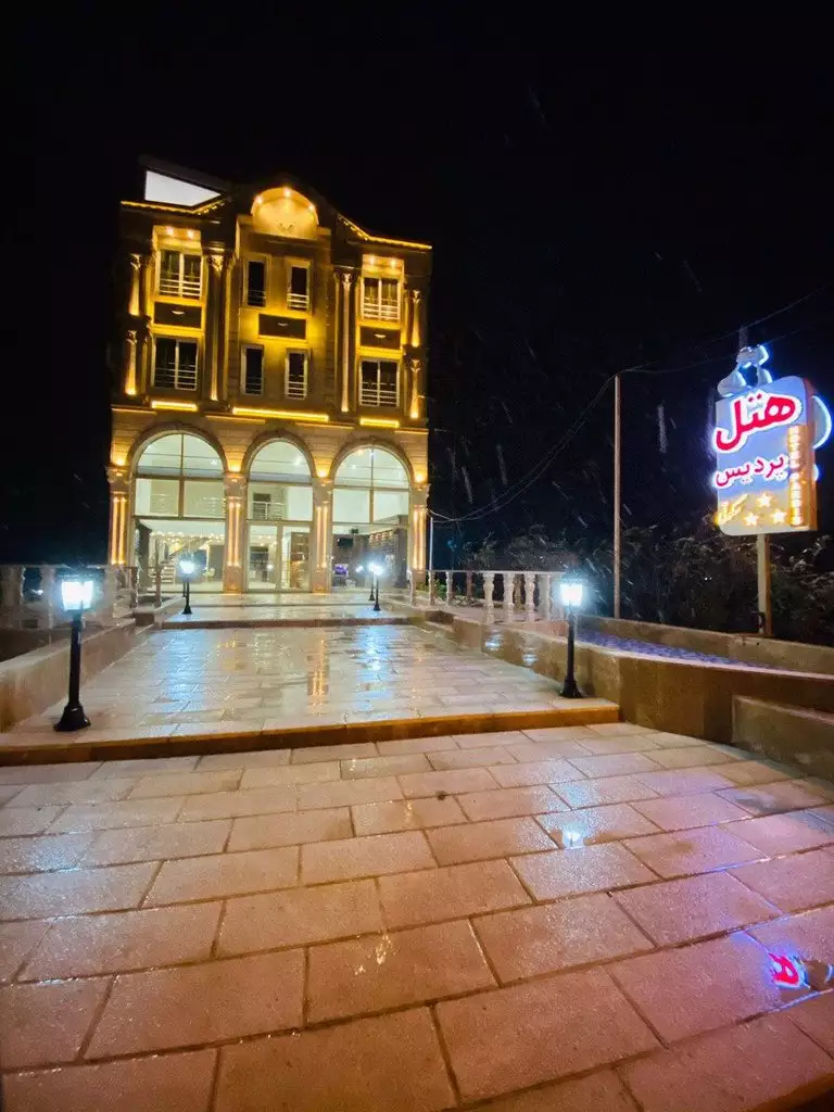 نمای شبانه هتل پردیس سکوتی با نورپردازی زرد