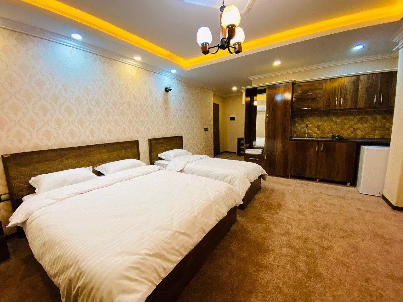 اتاق دو تخته هتل پردیس سکوتی با تخت‌های سفید