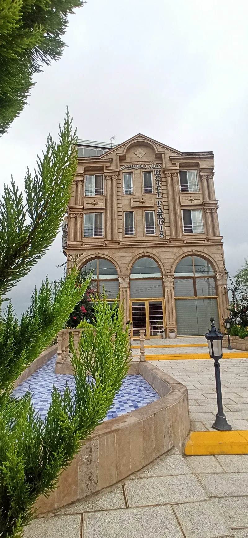نمای ساختمان آجری هتل پردیس سکوتی کنار حوض