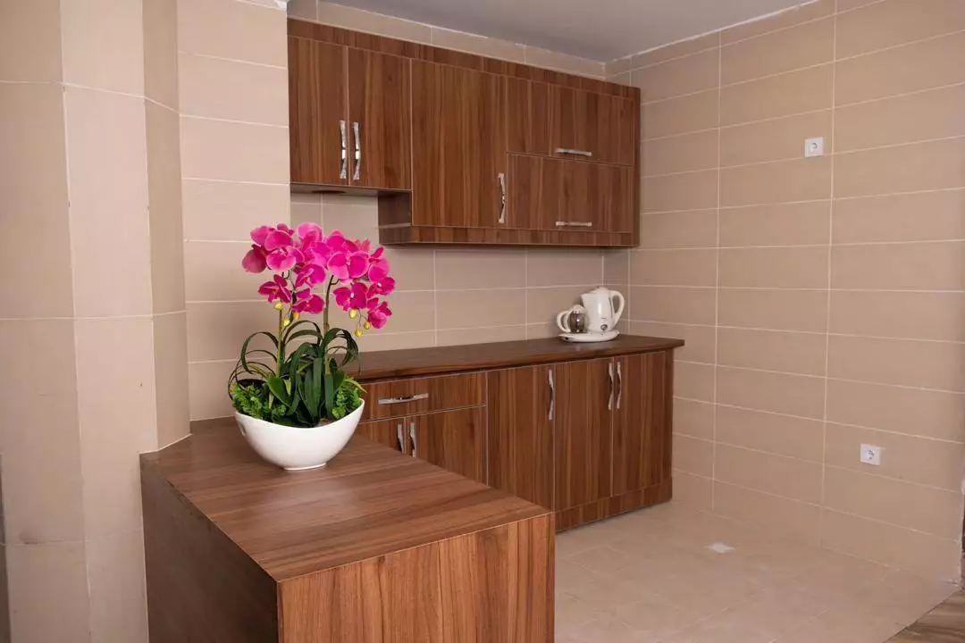 آشپزخانه هتل تاج با کابینت چوبی