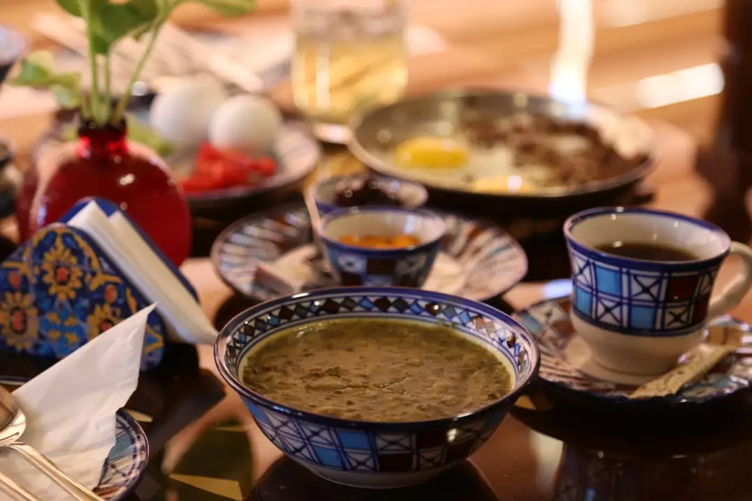 کاسه‌های غذای ایرانی روی میز رستوران هتل انار