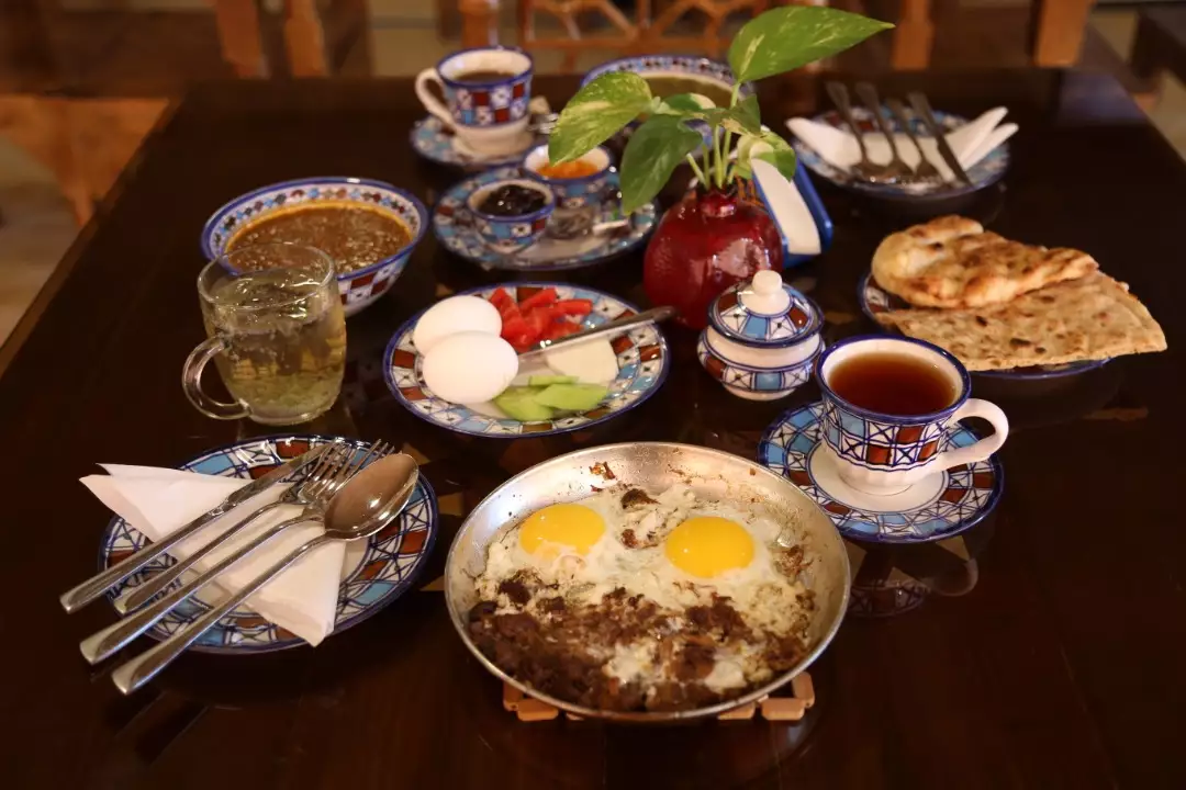 صبحانه هتل انار با نیمرو و نان
