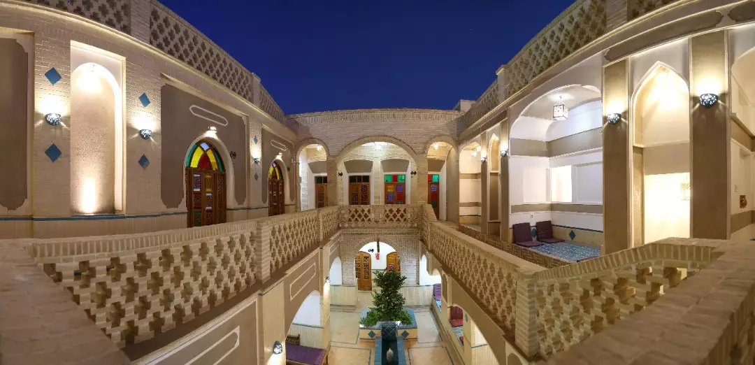حیاط مرکزی هتل انار با معماری سنتی و حوض