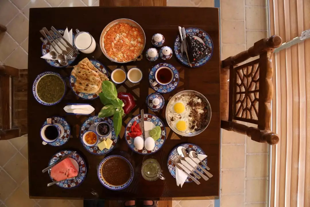 چیدمان صبحانه هتل انار روی میز