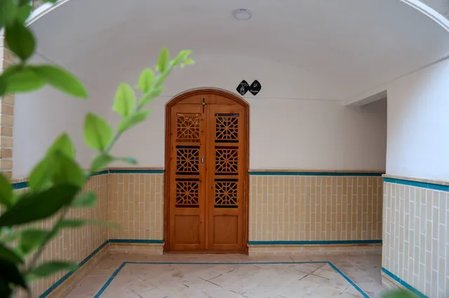 راهروی هتل انار با در چوبی مشبک