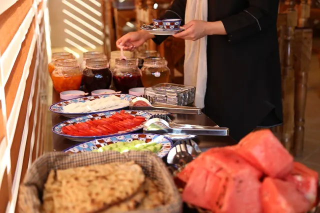 چیدمان صبحانه با میوه و مربا در هتل انار