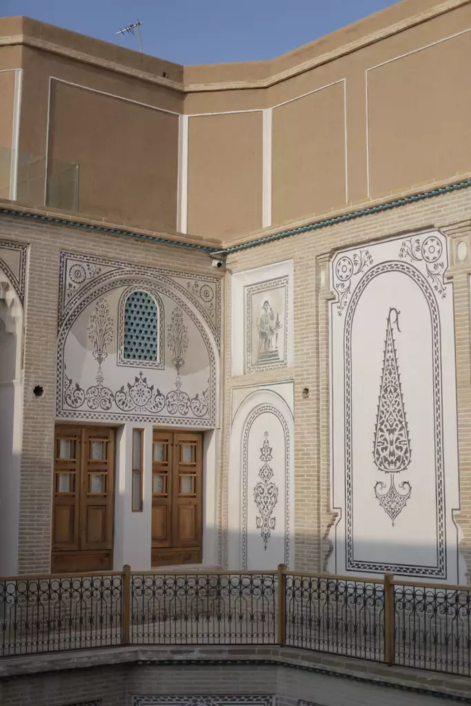 نمای حیاط هتل سوریجان با دیوارهای گچ‌بری‌شده