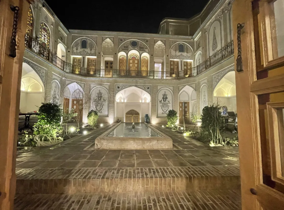 حیاط سنتی هتل سوریجان با حوض و کاشی‌کاری