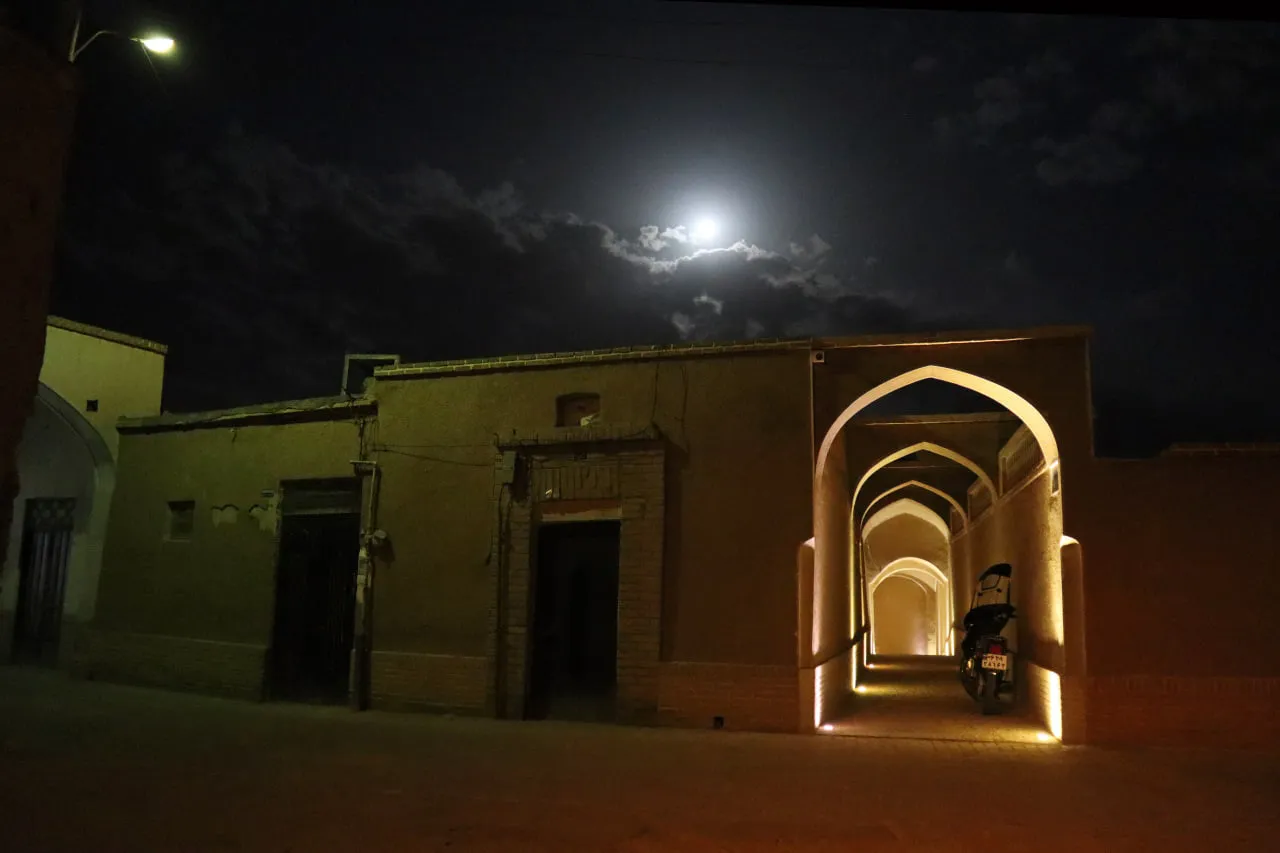 ورودی طاق‌دار هتل سوریجان در شب