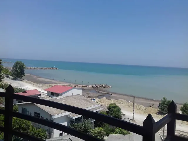 نمای ساحل و دریای خزر از بالکن هتل فلامینگو