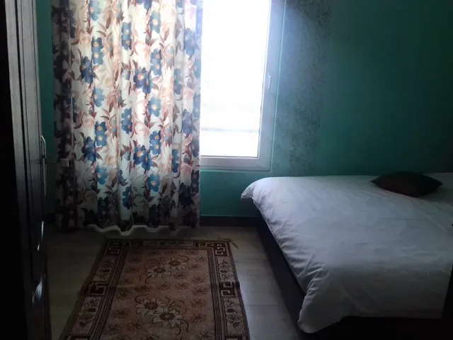 اتاق هتل فلامینگو با تخت و پرده گلدار
