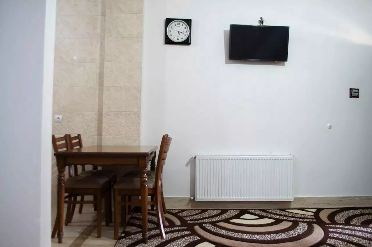 میز غذاخوری و تلویزیون دیواری هتل ائل یوردی
