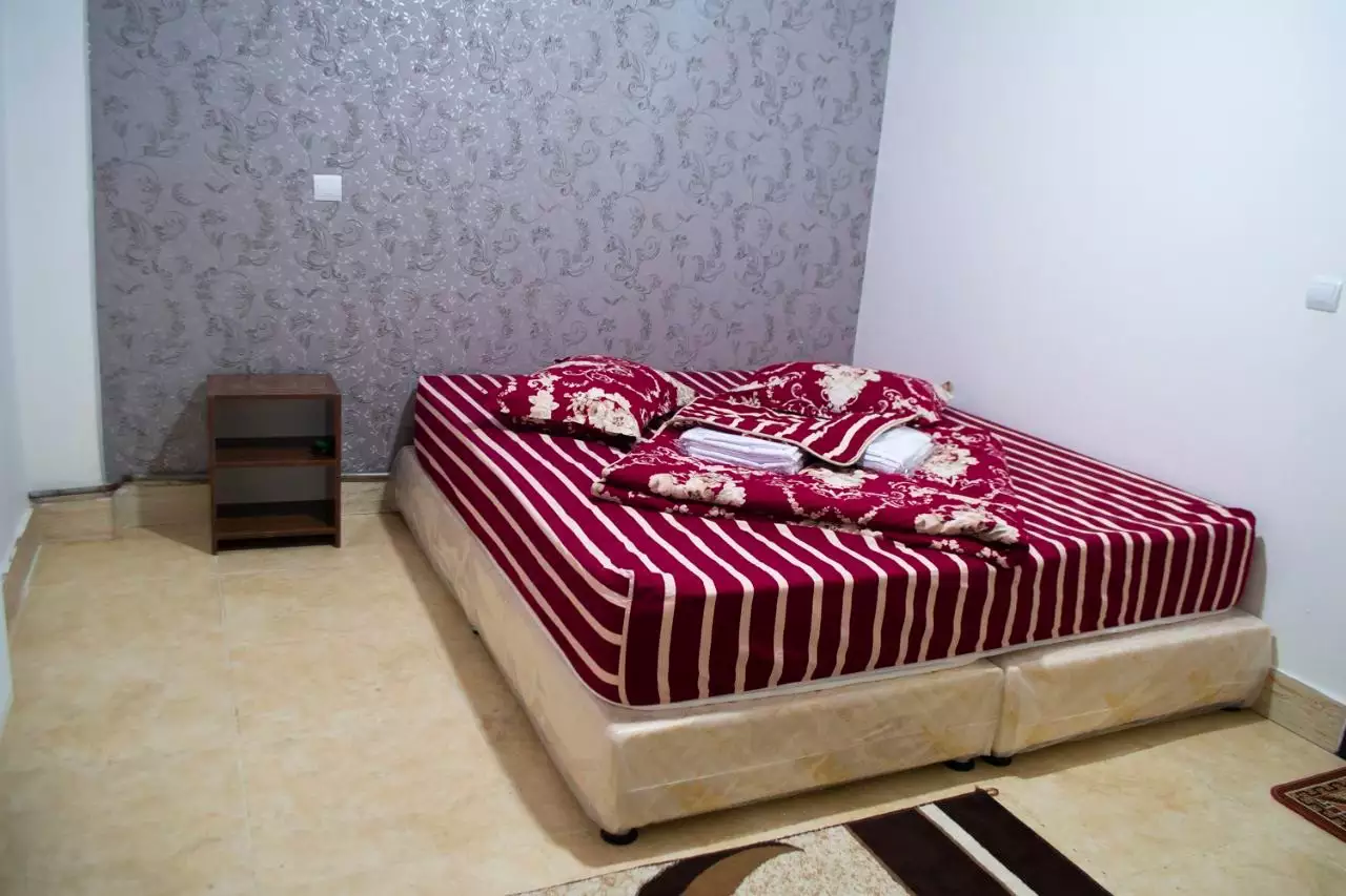 تخت دونفره با روتختی راه‌راه هتل ائل یوردی
