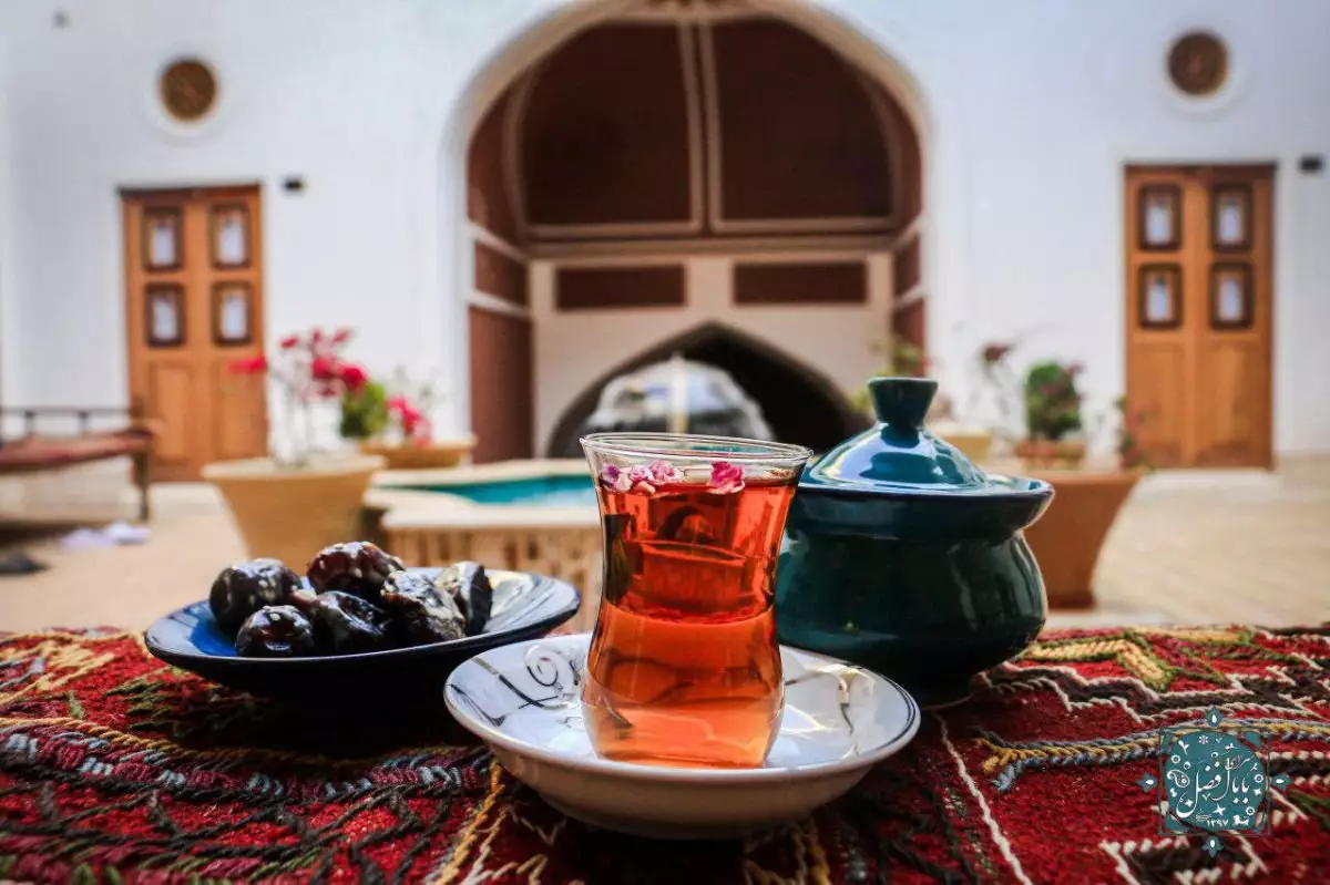 چای و خرما در حیاط هتل بابا افضل