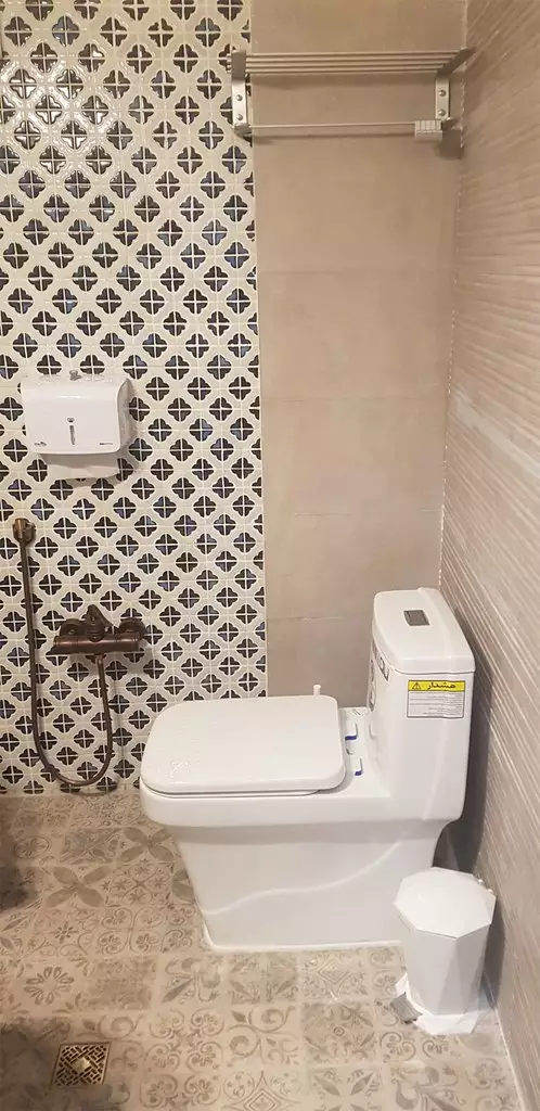 سرویس بهداشتی اقامتگاه گیواک با کاشی‌کاری طرح‌دار