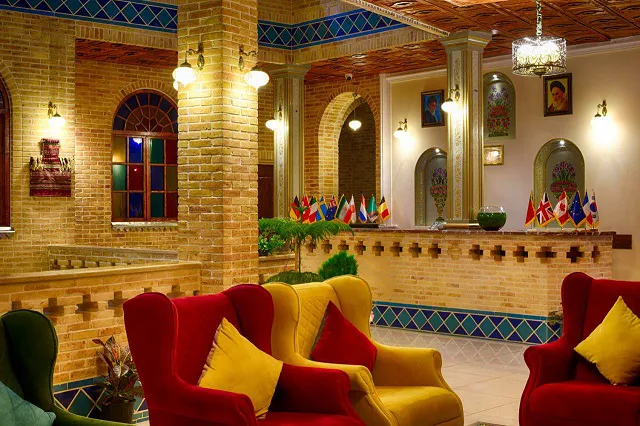 لابی سنتی هتل سنتی درباری با صندلی‌های رنگی