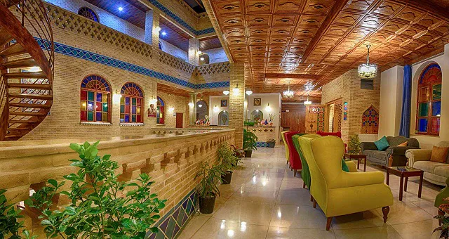 نمای وسیع لابی هتل سنتی درباری با سقف چوبی