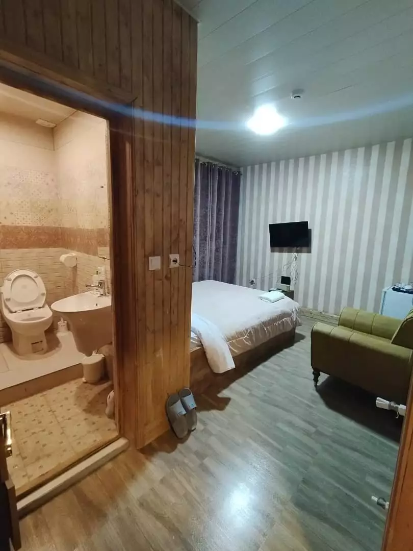 اتاق خواب و حمام کاخ امیران با دیوار چوبی