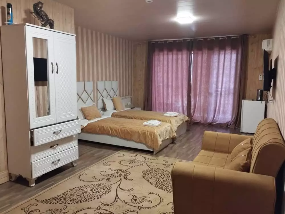اتاق خواب کاخ امیران با تخت دونفره و مبلمان