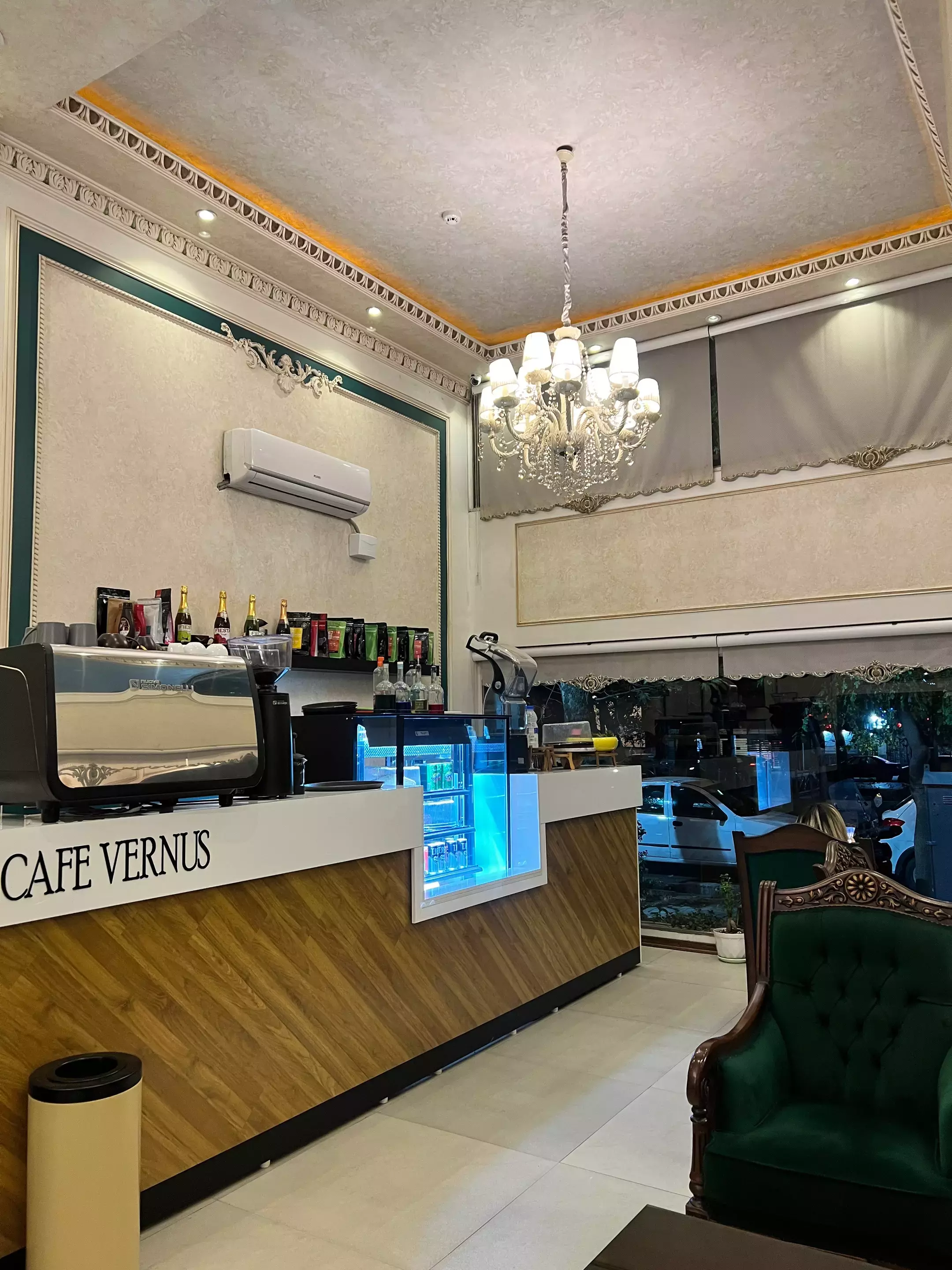 پیشخوان کافه ورنوس با نمای چوبی