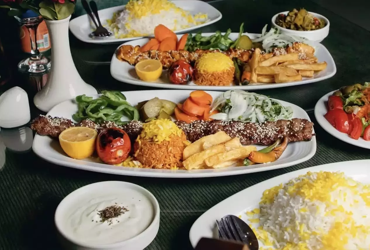 سینی کباب و برنج زعفرانی با مخلفات