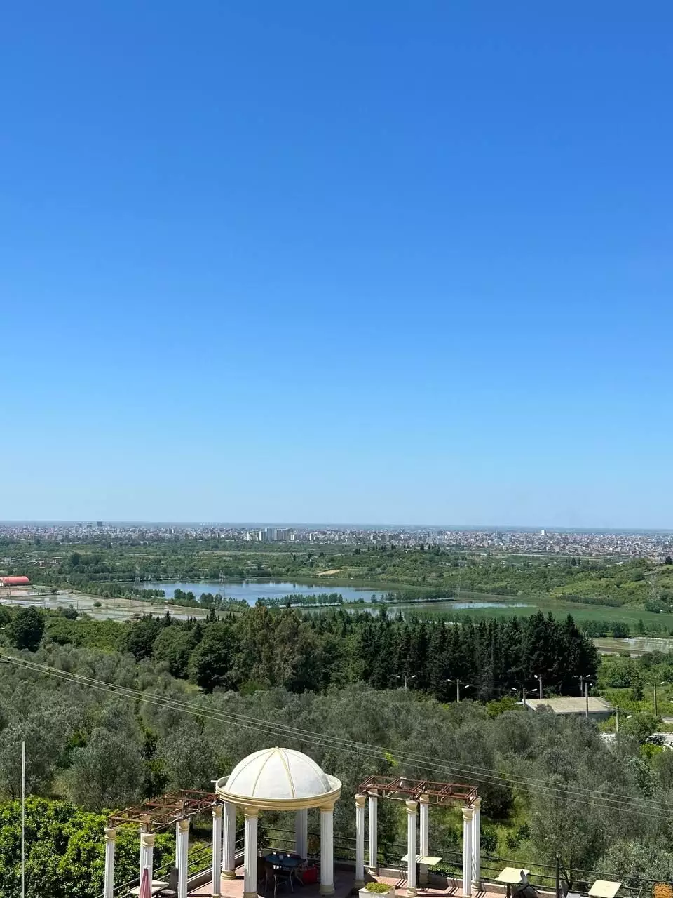 آلاچیق محوطه هتل آسمان شهر با چشم‌انداز دریاچه