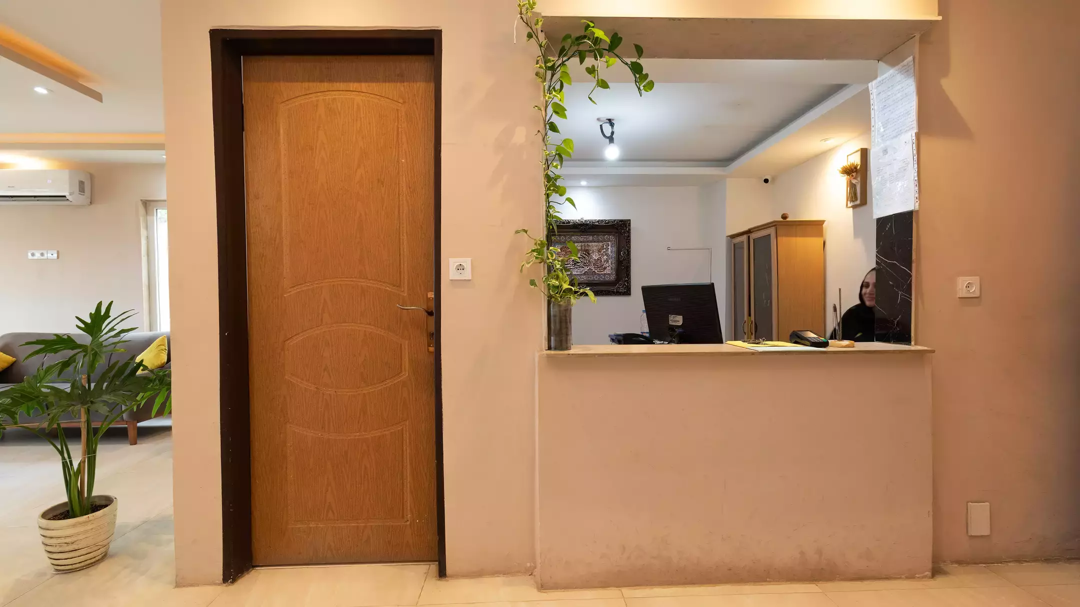 پذیرش هتل شایان کنار در چوبی