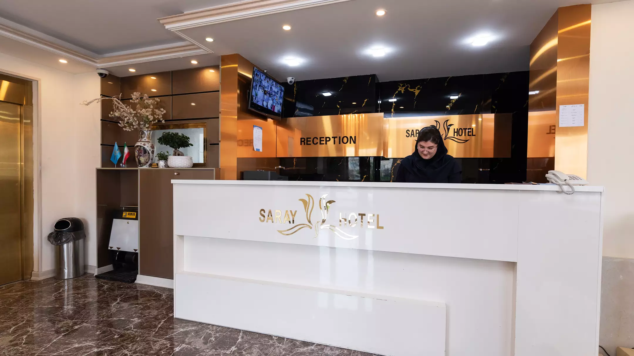 پذیرش هتل سارای با پیشخوان سفید
