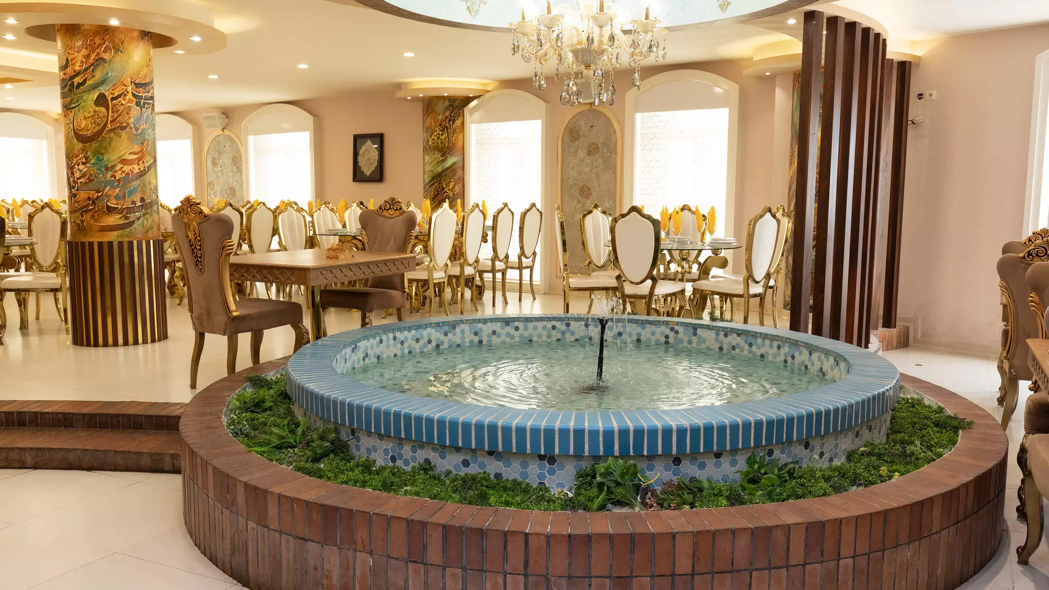 حوض گرد آب‌نما میان سالن هتل سارای