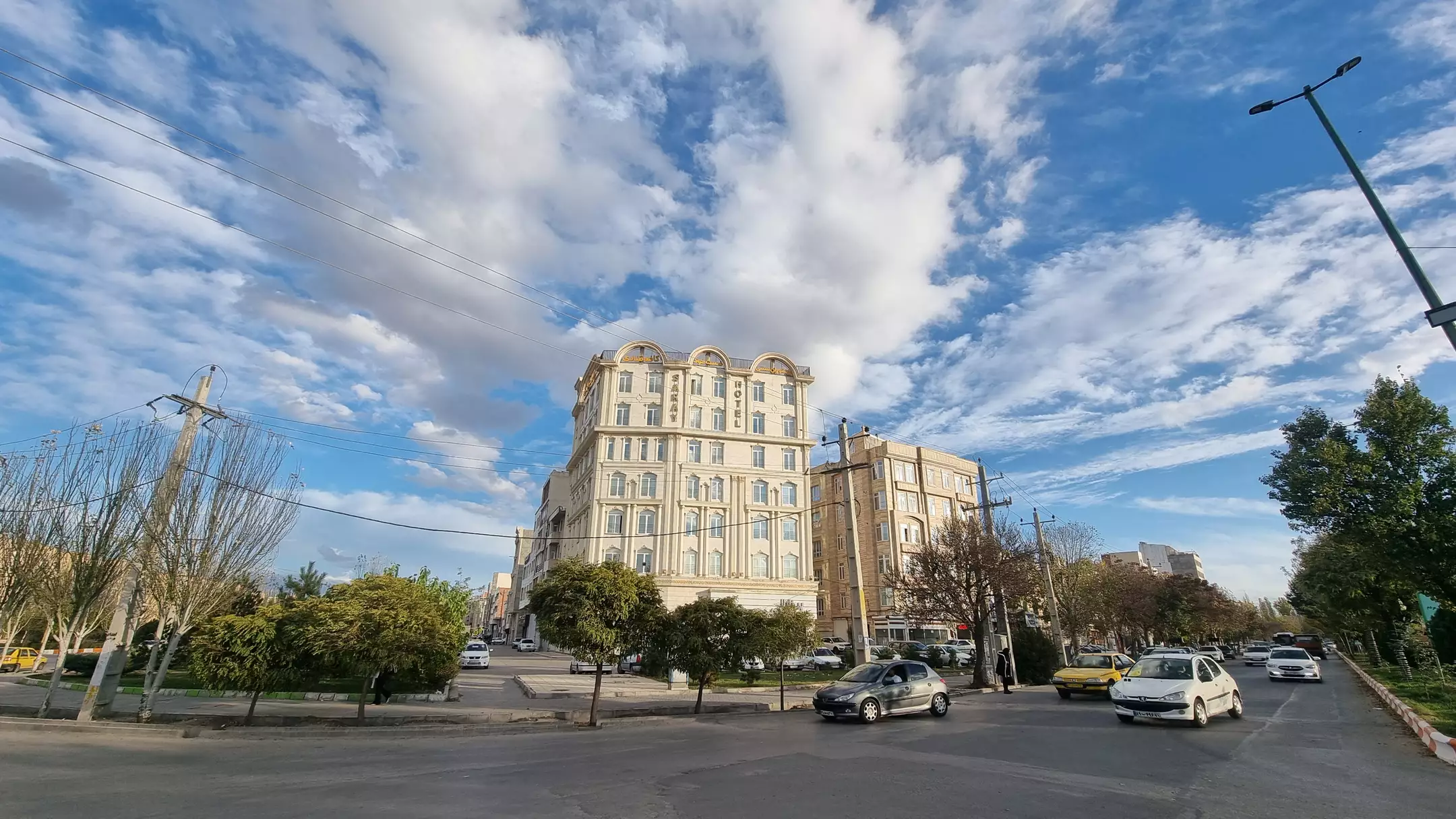 نمای بیرونی ساختمان هتل سارای