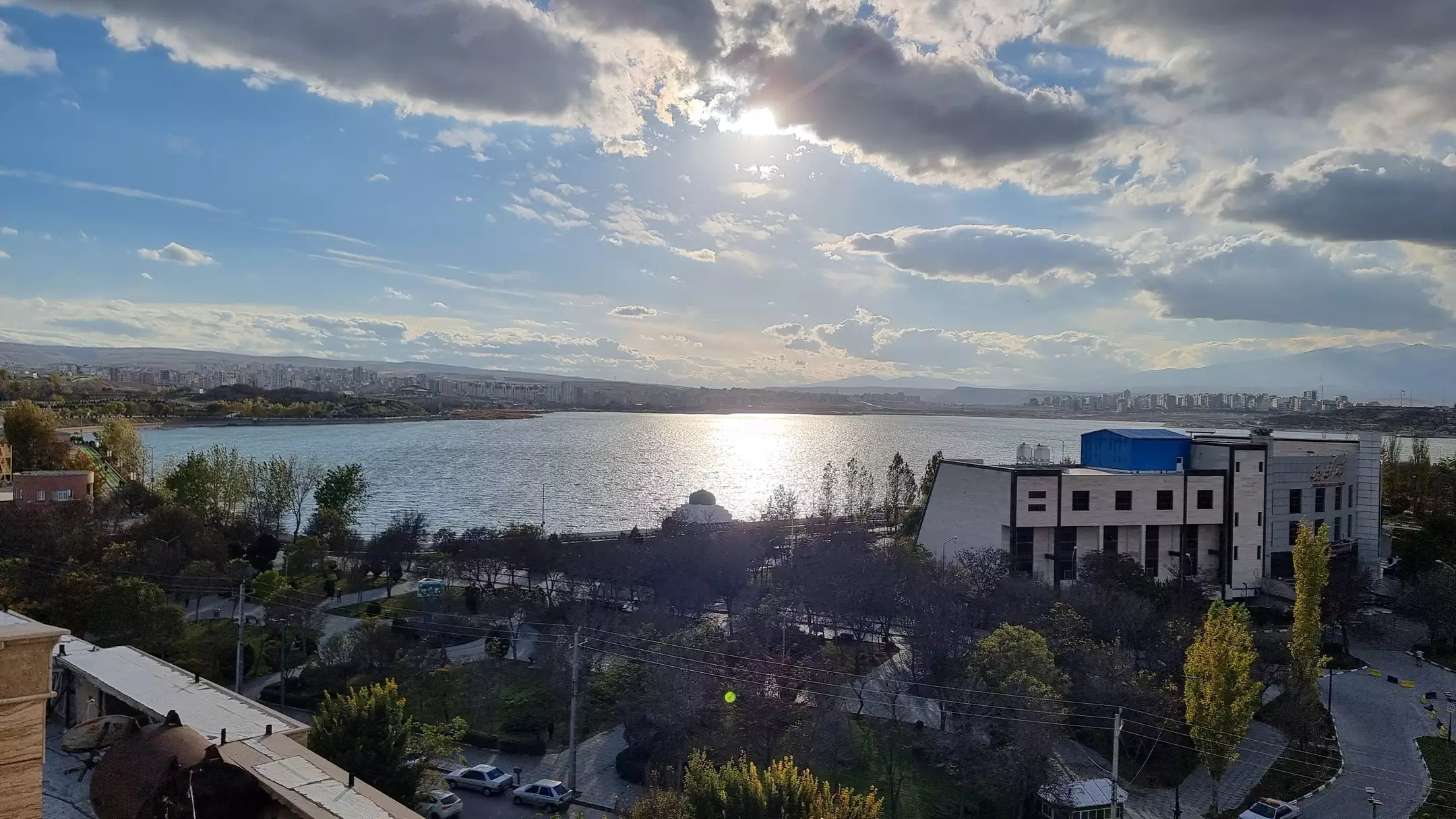 نمای دریاچه از هتل سارای