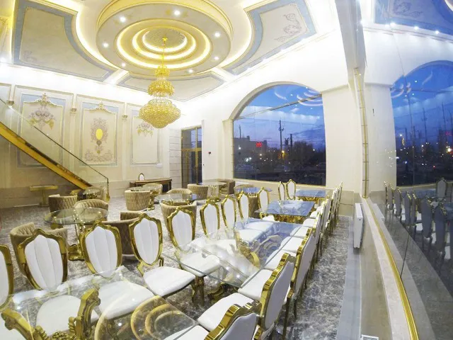 تالار پذیرایی با میزهای مرمر و صندلی‌های طلایی هتل سارای