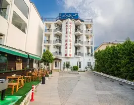 نمای بیرونی هتل نسیم با محوطه ورودی