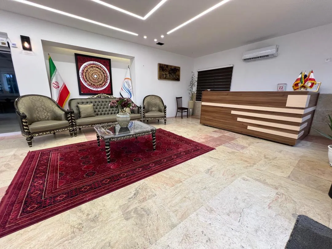 لابی هتل نسیم با میز پذیرش چوبی