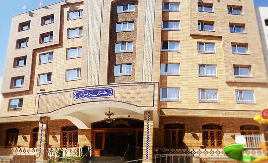 نمای بیرونی هتل زمزم با ورودی قوسی