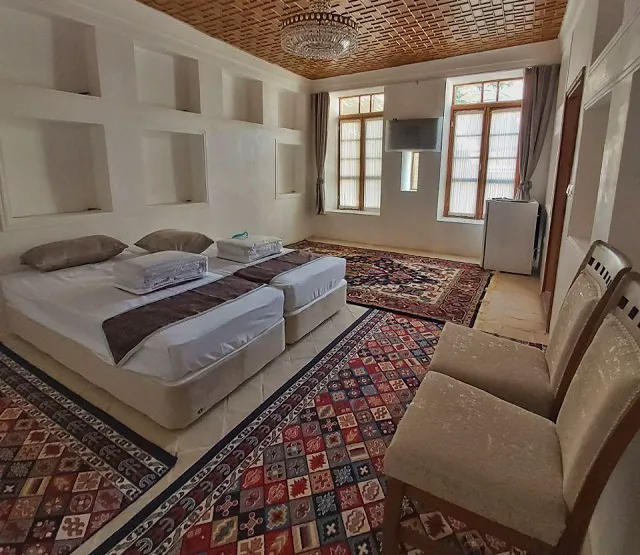 اتاق نشیمن عمارت بامگاه با فرش‌های سنتی