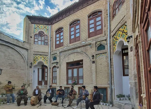 حیاط آجری عمارت بامگاه با نوازندگان محلی