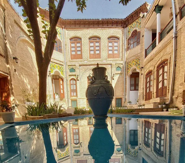 حوض و کوزه سفالی در حیاط عمارت بامگاه