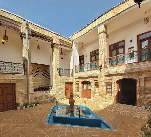 حیاط عمارت بامگاه با حوض و فواره