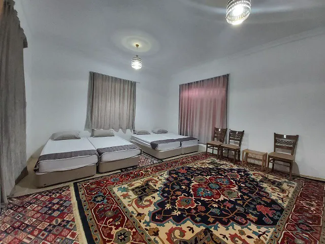 اتاق چندتخته با فرش مرکزی عمارت بامگاه