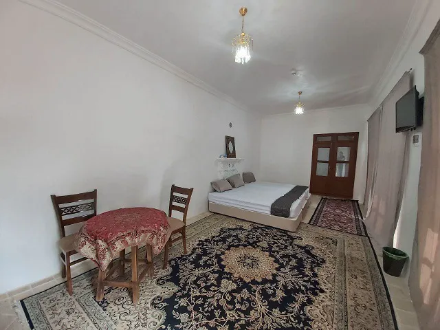 اتاق خواب عمارت بامگاه با تخت و فرش ایرانی