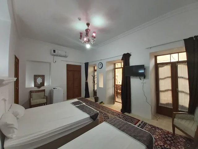 اتاق خواب با تلویزیون دیواری عمارت بامگاه