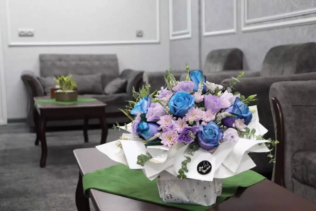 دسته گل آبی و بنفش روی میز پذیرایی هتل زاگرس