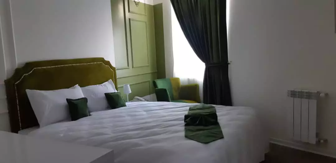 تخت دونفره اتاق هتل زاگرس با روتختی سفید
