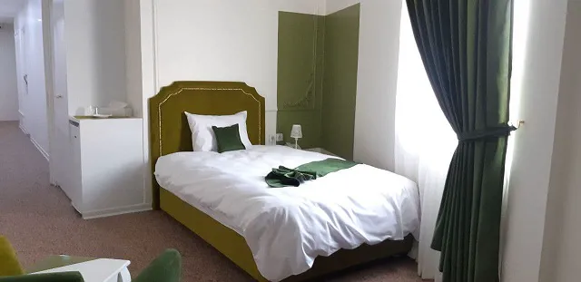 تخت یک‌نفره با تاج سبز در هتل زاگرس