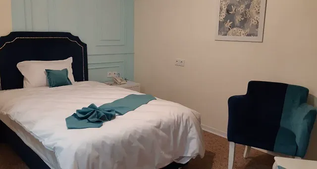 اتاق هتل زاگرس با تخت و صندلی آبی