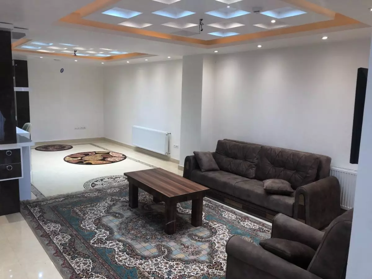 مبلمان و میز چوبی در نشیمن هتل گیلبرتون