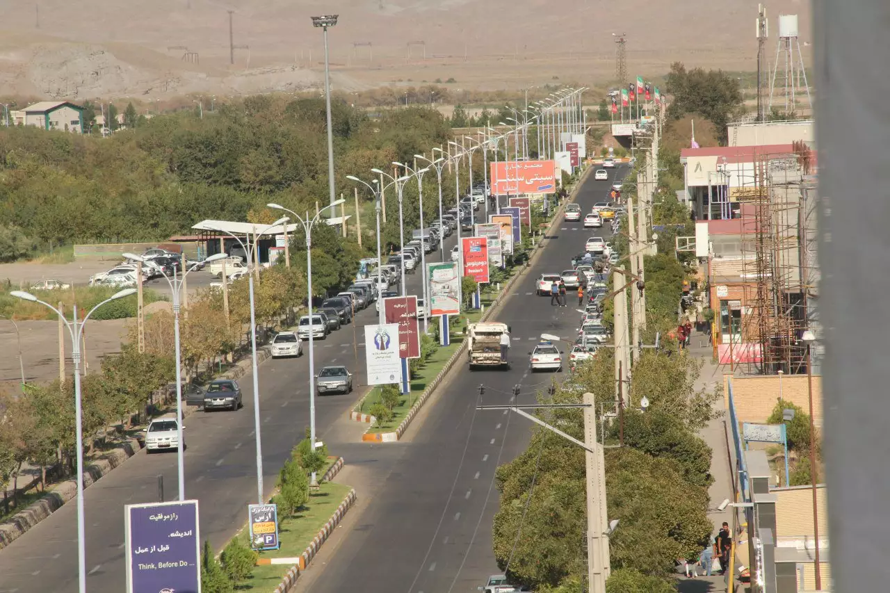 نمای خیابان و تردد خودروها در نزدیکی گیلبرتون