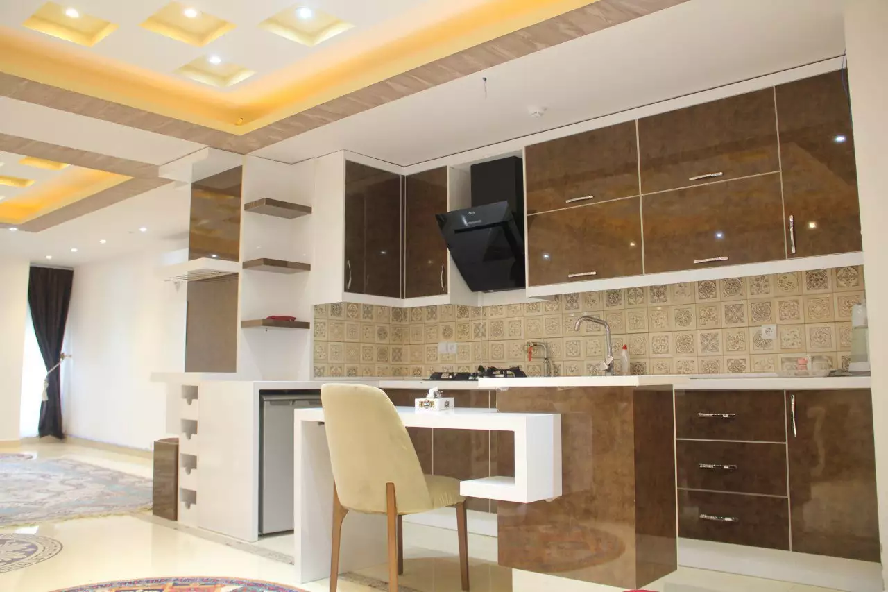 آشپزخانه مجهز به کابینتهای قهوهای در گیلبرتون